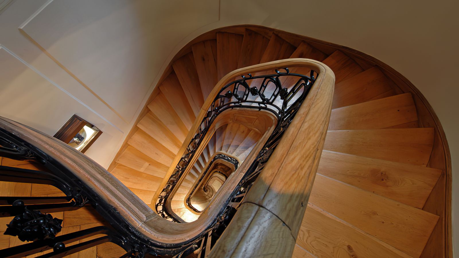 Escalera helicoidal de madera maciza ejecutada por Donner en una boutique de alta relojería.