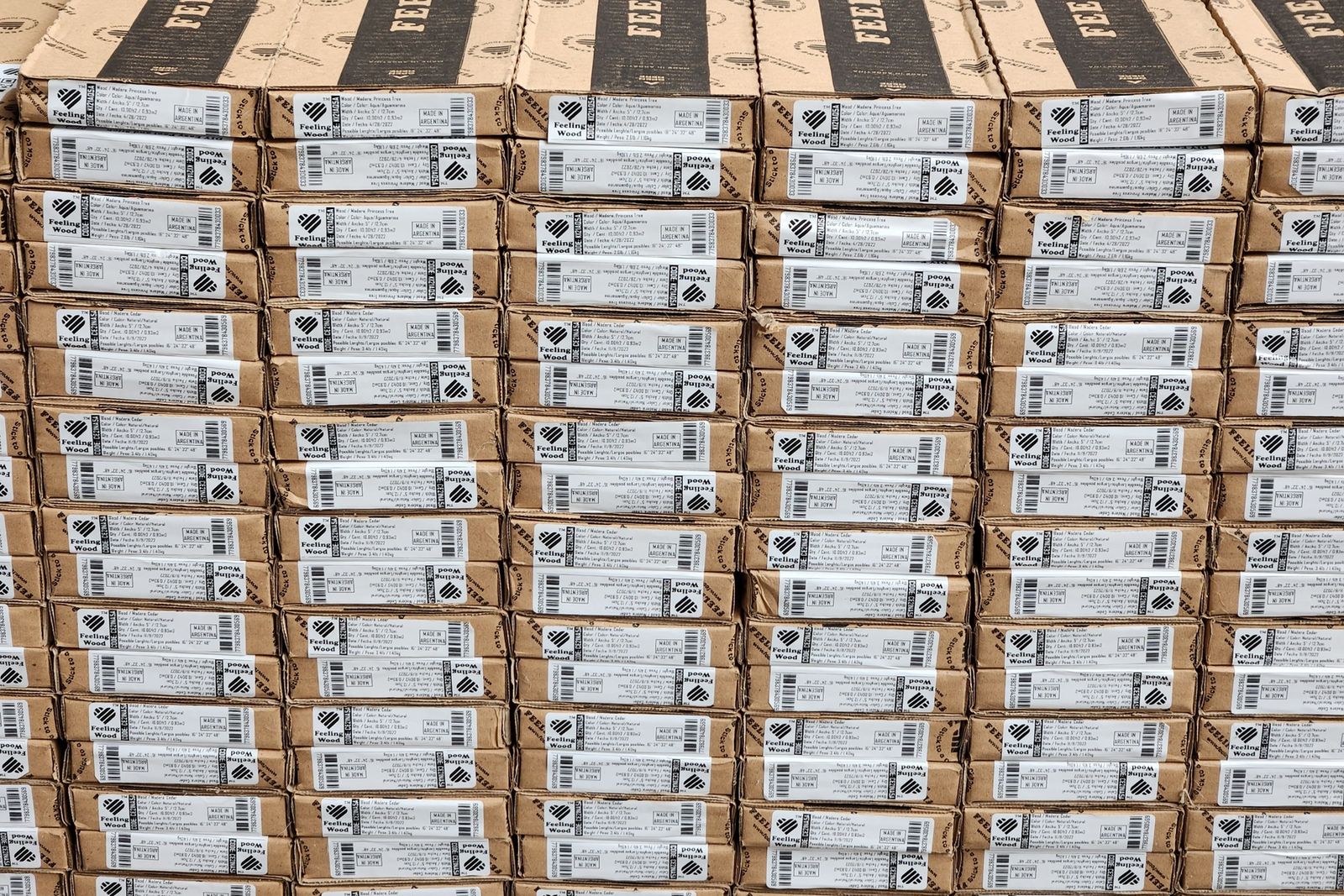 Un pallet con centinaia di scatole identiche etichettate, pronte alla spedizione con il marchio del cliente.