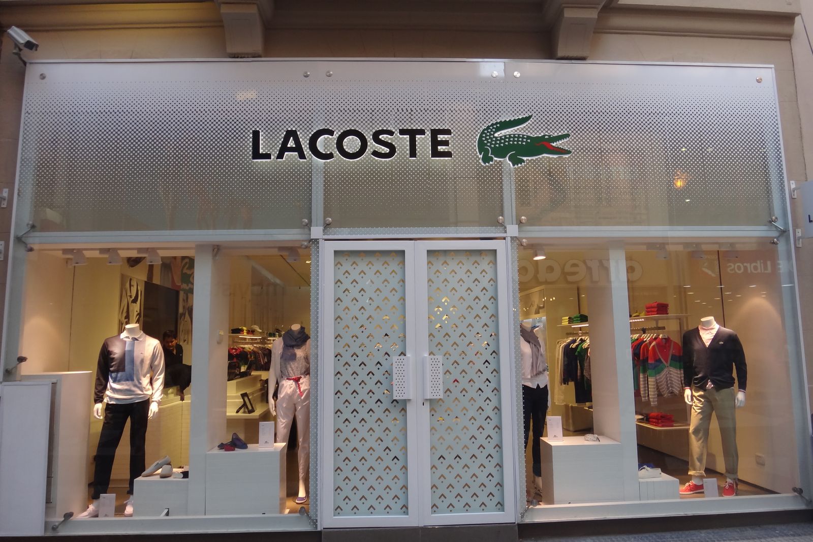 Punto vendita Lacoste finito: arredi espositivi, rivestimenti e pavimento montati secondo il manuale del marchio.