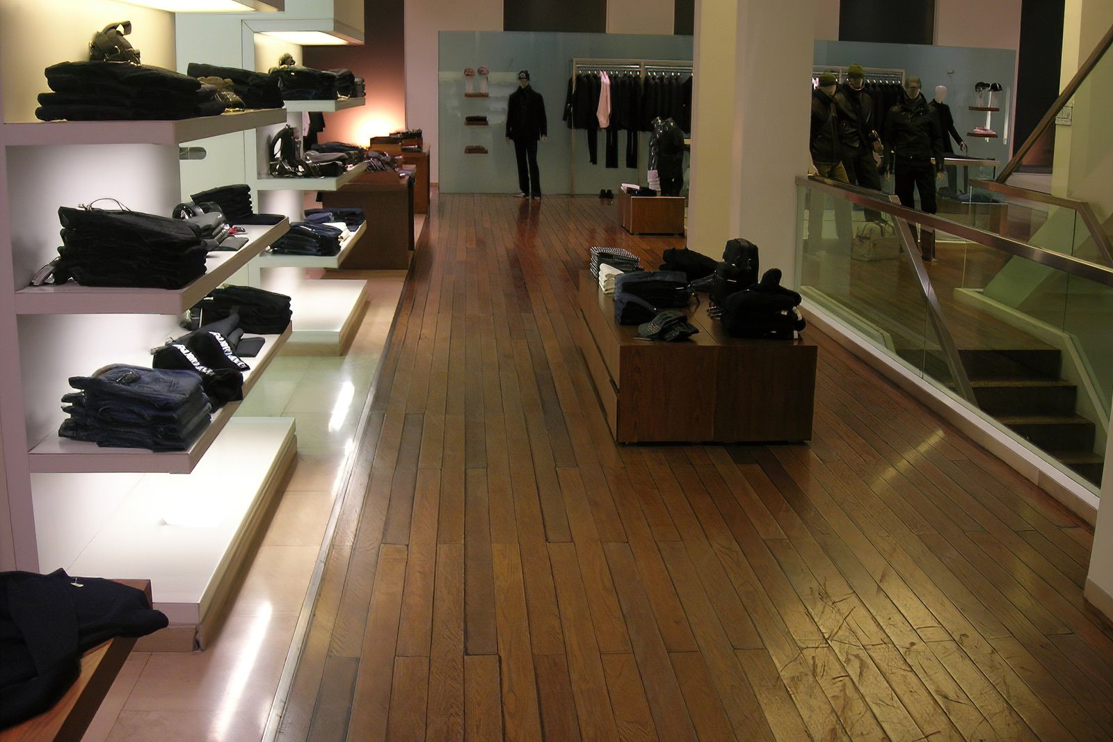 Emporio Armani — Flagship · Buenos Aires. Carpintería y equipamiento a medida.
