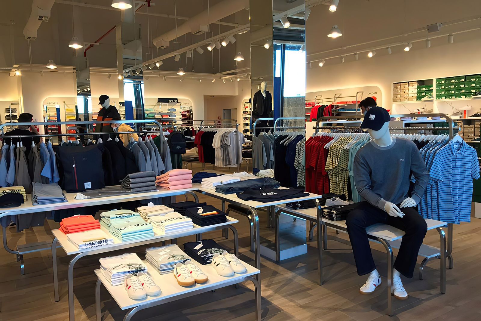 Lacoste — Outlet · Buenos Aires. Carpintería y equipamiento a medida.