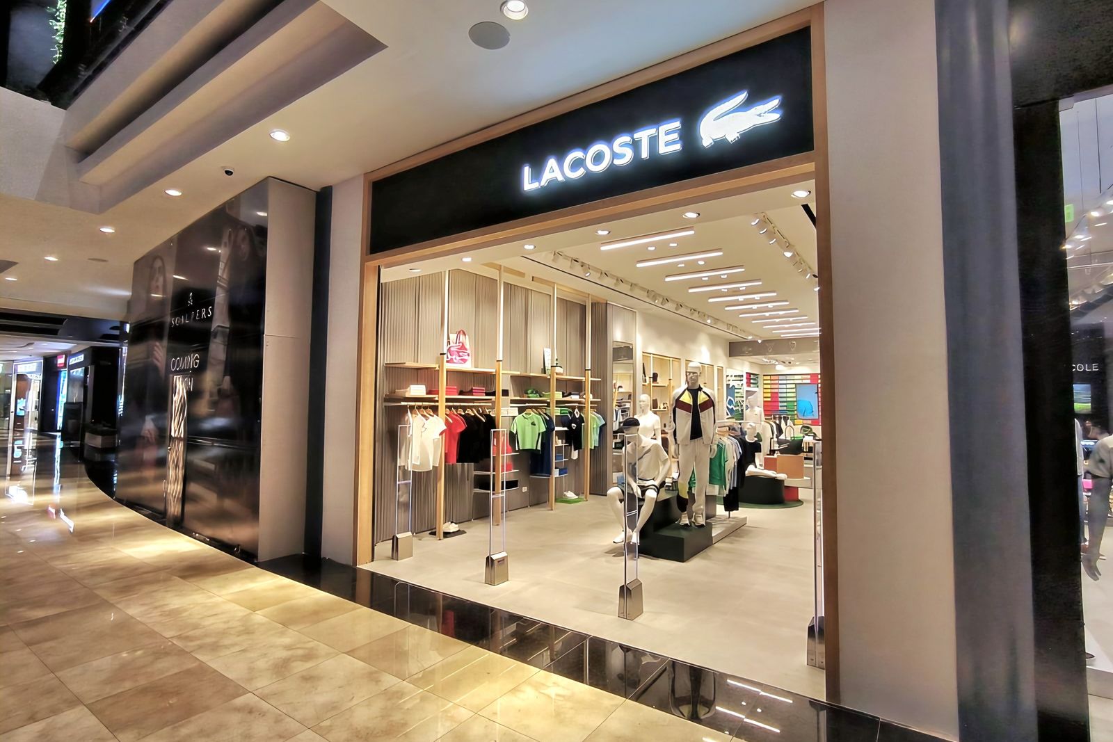 Lacoste — Red de locales · Argentina. Carpintería y equipamiento a medida.