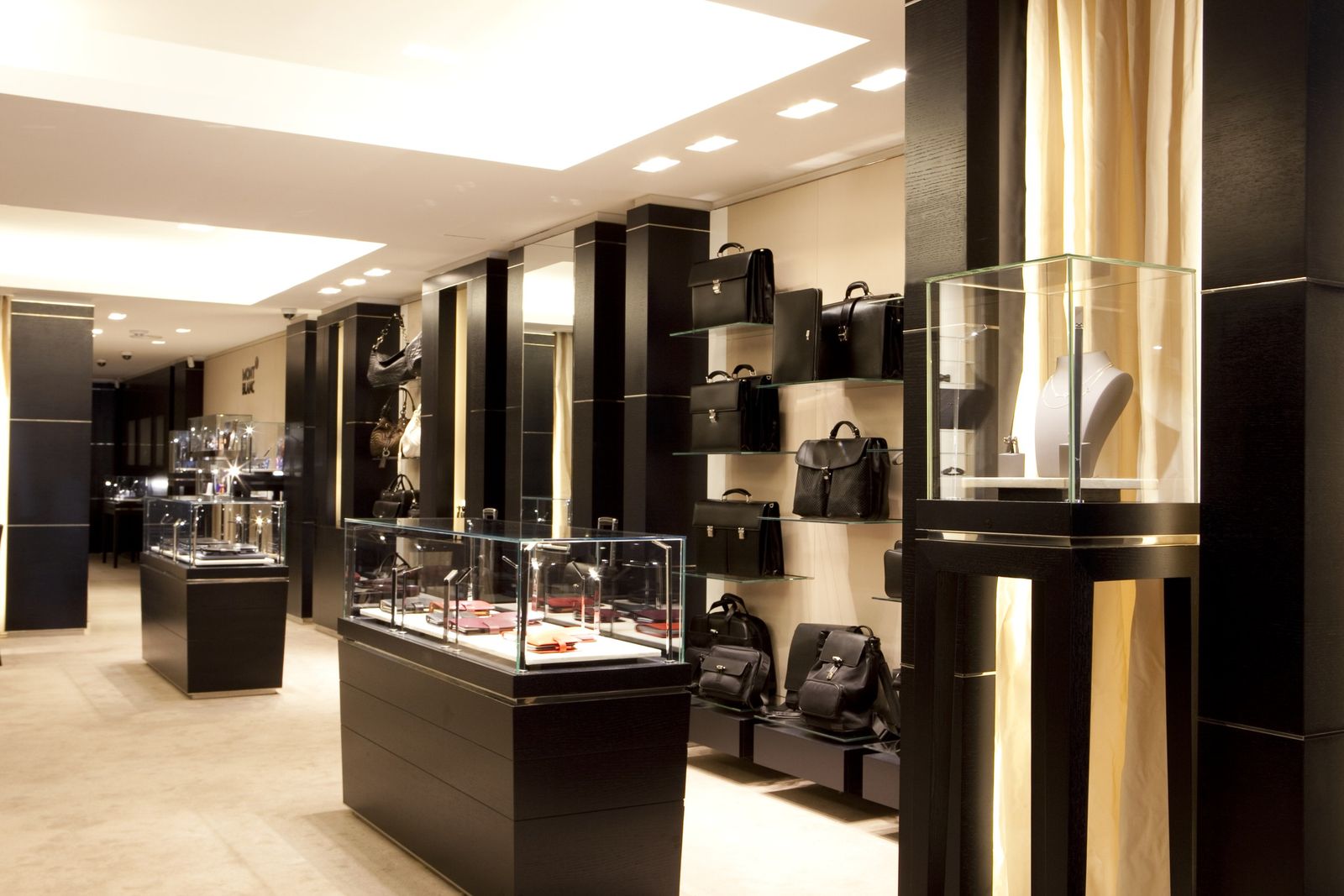 Montblanc — Boutique · Buenos Aires. Carpintería y equipamiento a medida.