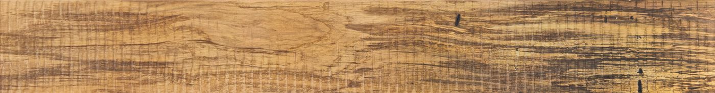 Detalle de la veta de una tabla de madera noble, con el lustre curado aplicado en planta.